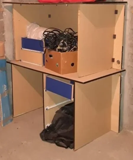 tavolina kompjuteri....  pajisje te tjera.. switch etj etj