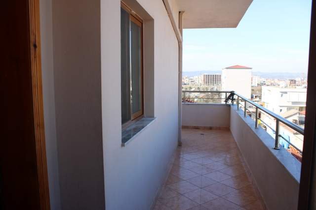 Tirane, jap me qera apartament 1+1+BLK Kati 4, 65 m² 29.000 Leke (Rruga gjon mili)