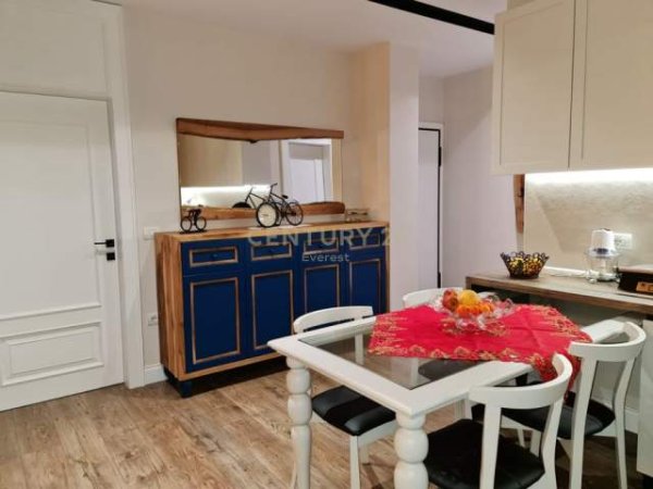 Tirane, jepet me qera apartament 2+1 Kati 3, 100 m² 600 Euro (Pazari i Ri)