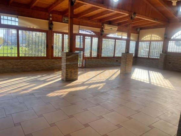 Durres, jepet me qera lokal Kati 2, 70 m² 350 Euro (TE STADIUMI)