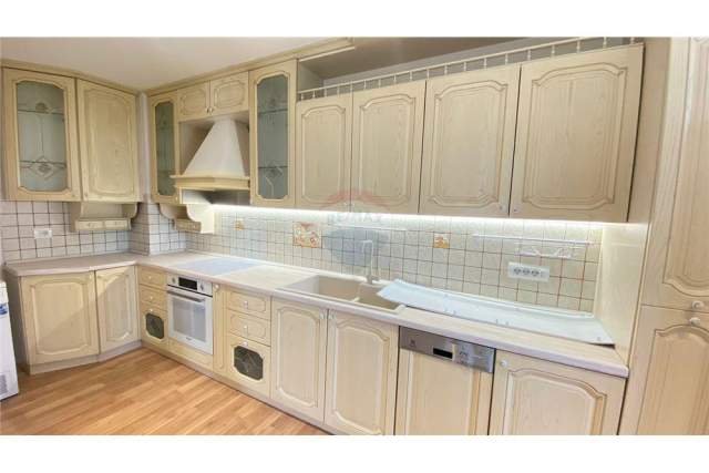 Tirane, jepet me qera apartament 2+1 125 m² 1.000 Euro (LICEU ARTISTIK)