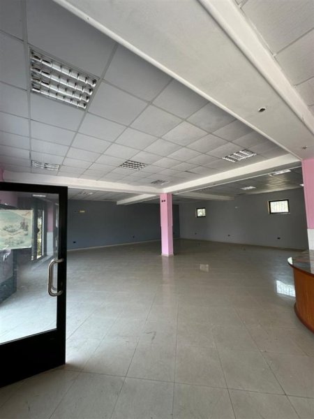 Tirane, jepet me qera ambjent biznesi Kati 0, 600 € (Autostrada Tirane Durres)
