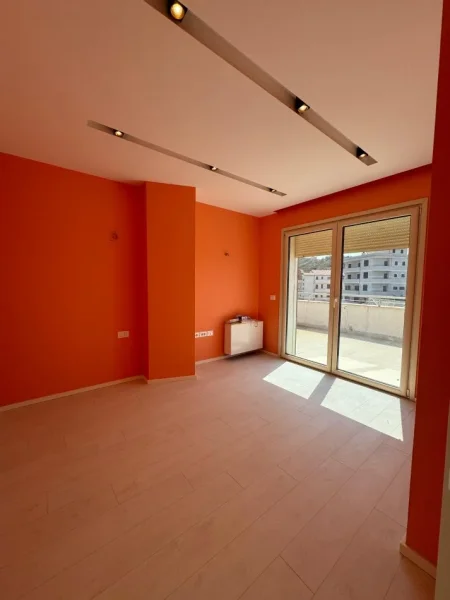 Tirane, shitet apartament 3+1 Kati 5, 146 m² 180.000 € (Tufine)