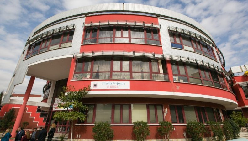 Tirane, shitet apartament 1+1 Kati 4, 70 m² 113.400 € (Shkolla e Kuqe)