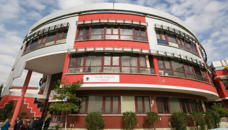 Tirane, shitet apartament 1+1 Kati 4, 70 m² 113.400 € (Shkolla e Kuqe)