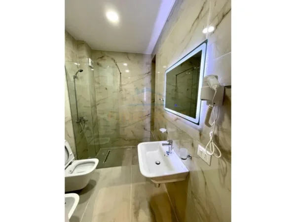 Tirane, jepet me qera garsonier 1+1 Kati 10, 47 m² 600 € (Rruga e Kavajes)
