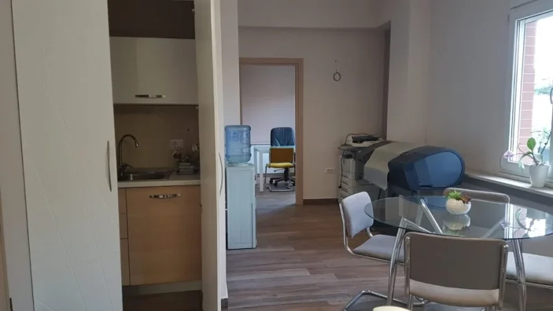 Tirane, jepet me qera zyre Kati 1, 73 m² 600 € (rruga e Bogdaneve)