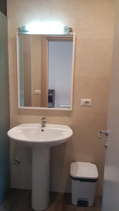 Tirane, jepet me qera zyre Kati 1, 73 m² 600 € (rruga e Bogdaneve)