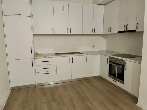 Tirane, jepet me qera apartament 1+1+Aneks+Ballkon Kati 8, 85 m² 400 € (ASTIR)