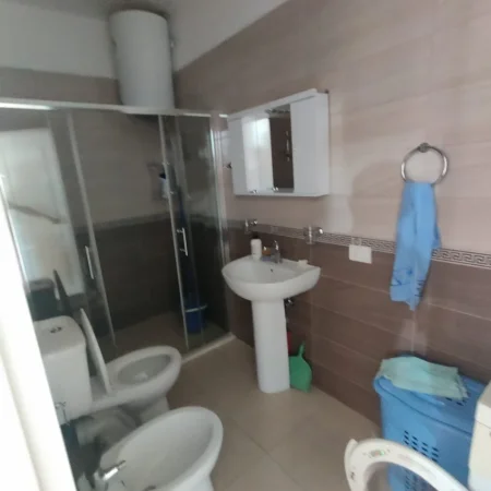 Tirane, jepet me qera apartament 2+1+Ballkon Kati 5, 85 m² 600 € (VASIL SHANTO)