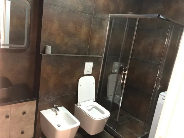 Tirane, jepet me qera apartament 2+1+Ballkon Kati 8, 100 m² 800 € (RRUGA E KAVAJES)