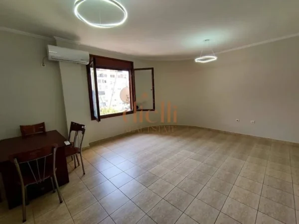 Tirane, jepet me qera ambjent biznesi Kati 6, 80 m² 850 € (Bar Xixa, Ish Blloku)