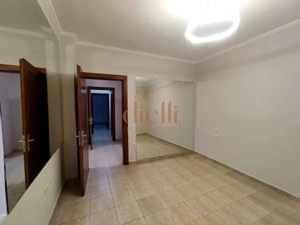 Tirane, jepet me qera ambjent biznesi Kati 6, 80 m² 850 € (Bar Xixa, Ish Blloku)