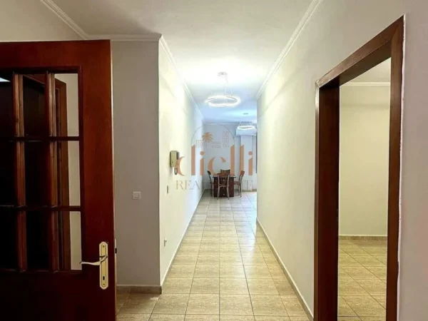 Tirane, jepet me qera ambjent biznesi Kati 6, 80 m² 850 € (Bar Xixa, Ish Blloku)