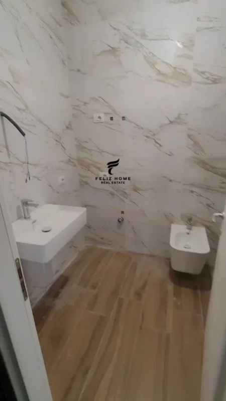 Tirane, shitet apartament 2+1+Ballkon Kati 4, 109 m² 257.000 € (RRUGA E BARRIKADAVE)