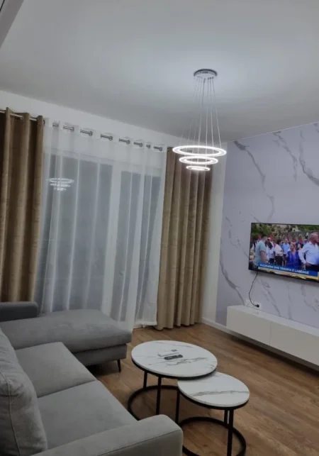 Tirane, jepet me qera apartament 1+1+Ballkon Kati 4, 62 m² 700 € (Komuna Parisit)