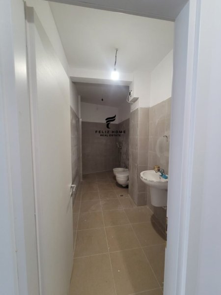 Tirane, jepet me qera zyre Kati 2, 95 m² 600 € (RRUGA E BARRIKADAVE)