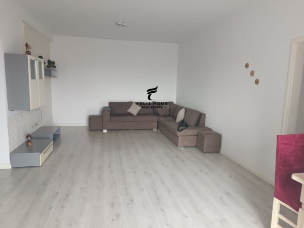 Tirane, jepet me qera apartament 3+1+Ballkon Kati 6, 175 m² 500 € (CASA ITALIA)