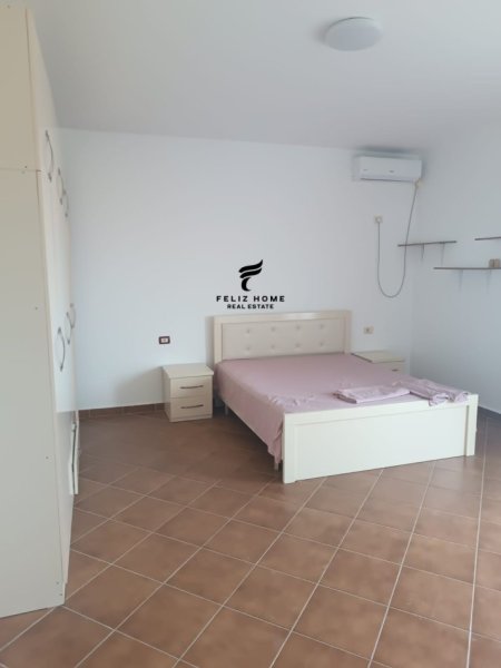 Tirane, jepet me qera apartament 3+1+Ballkon Kati 6, 175 m² 500 € (CASA ITALIA)