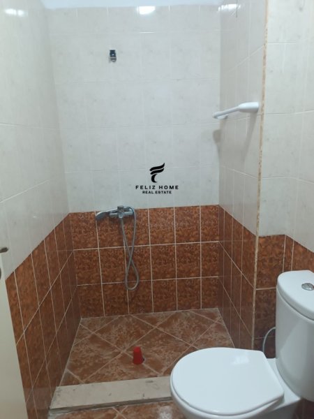 Tirane, jepet me qera apartament 3+1+Ballkon Kati 6, 175 m² 500 € (CASA ITALIA)