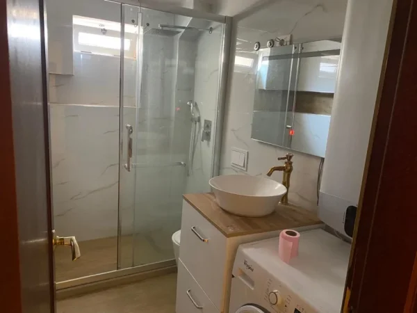 Tirane, jepet me qera apartament 1+1 Kati 1, 50 m² 650 € (Sheshi Willson)