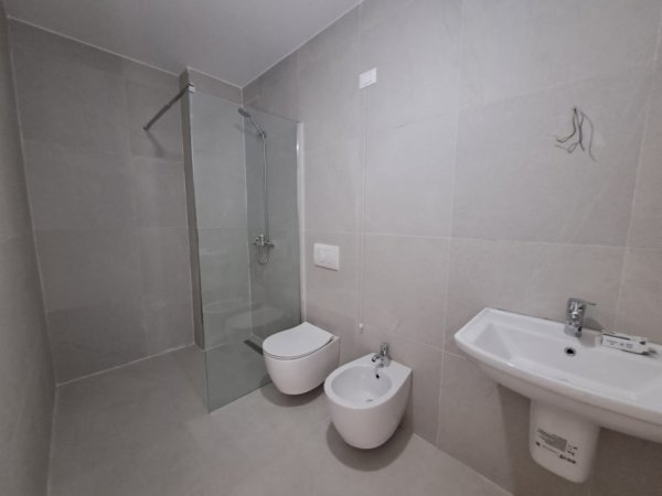 Tirane, jepet me qera apartament 2+1+Ballkon , 134 m² 1.100 € (LAKE VIEW RESIDENCE, LIQENI I TIRANES)