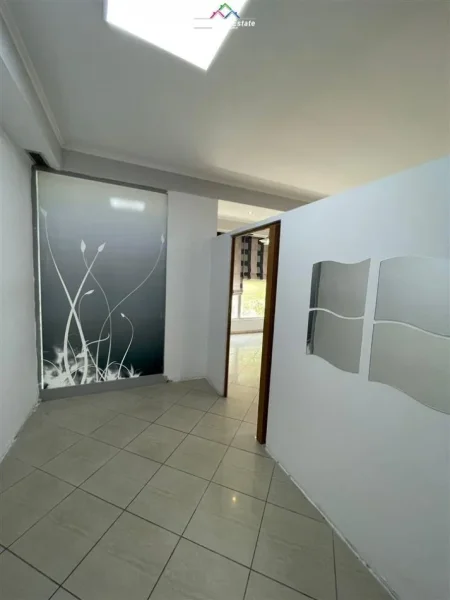 Tirane, jepet me qera zyre Kati 2, 60 m² 600 € (Rrugen E Kavajes)