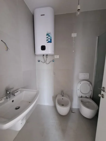 Tirane, jepet me qera apartament 2+1+Ballkon , 128 m² 1.000 € (LAKE VIEW RESIDENCE, RRUGA KOSOVAREVE)