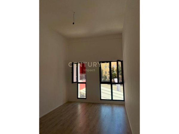 Tirane, jepet me qera apartament 2+1 Kati 1, 113 m² (Rruga e dibres)