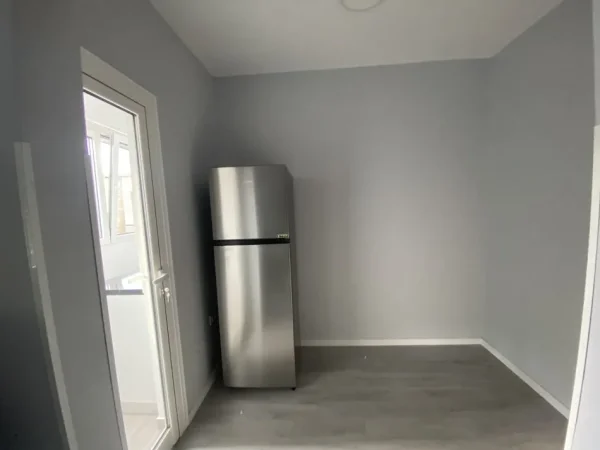 Tirane, jepet me qera apartament 1+1 Kati 3, 55 m² 400 € (Laprake)