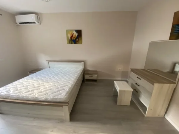 Tirane, jepet me qera apartament 1+1 Kati 3, 55 m² 400 € (Laprake)