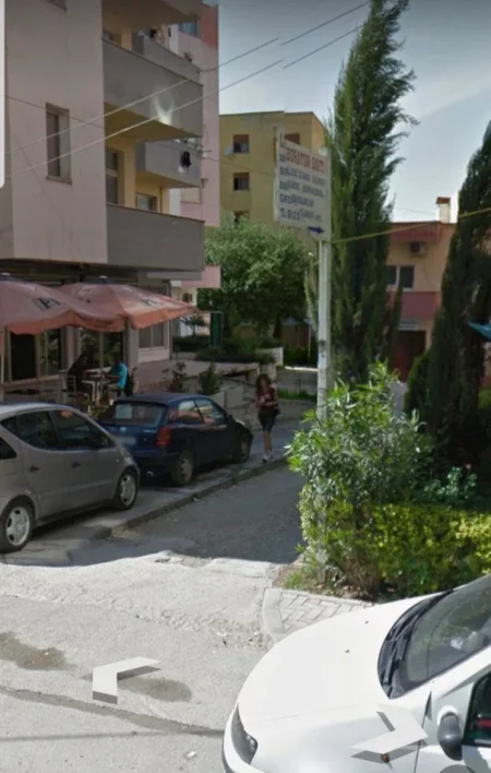 Tirane, jepet me qera dyqan Kati 0, 93 m² 500 € (Muhamet Deliu, perball Ambulances)