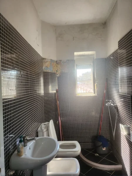 Shqiperi, jepet me qera apartament 2+1 Kati 5, 70 m² 600 € (Rr.Elbasanit)