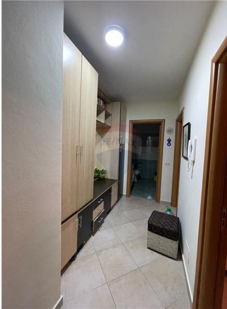 Tirane, jepet me qera apartament 2+1 Kati 2, 60 m² 500 € (ALI DEMI)