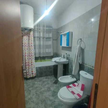 Tirane, jepet me qera apartament 1+1+Ballkon Kati 4, 60 m² 430 € (ASTIR)