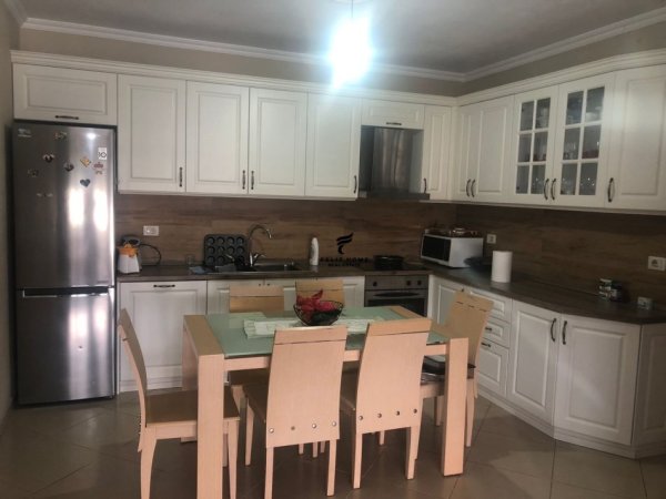 Tirane, jepet me qera apartament 3+1+Ballkon Kati 3, 124 m² 550 € (ASTIR)