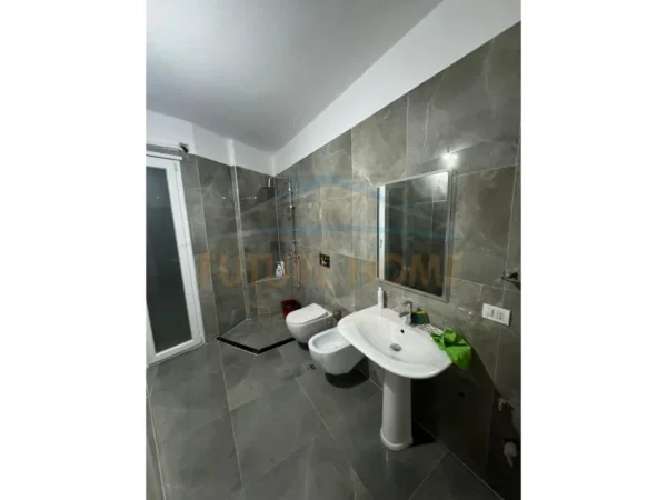 Tirane, shitet apartament 3+1+Ballkon Kati 1, 144 m² 252.000 € (Prane Kopshtit Zoologjik,Tiranë)