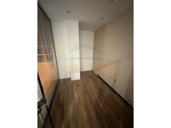 Durres, jepet me qera ambjent biznesi Kati 6, 87 m² 700 € (Prane Bashkise ,Durres)