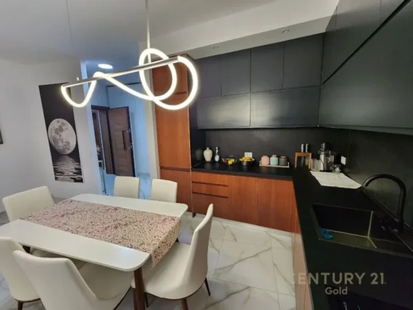Tirane, shes apartament 1+1 Kati 2, 80 m² 165.000 € (Rruga e dibres)