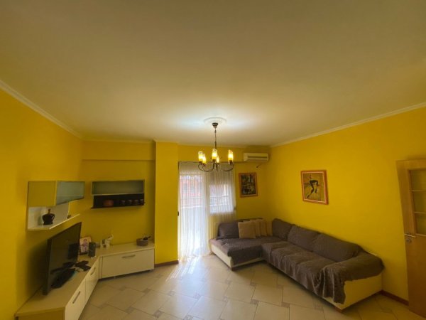 Tirane, jepet me qera apartament 2+1 Kati 3, 90 m² 650 € (Selvia)