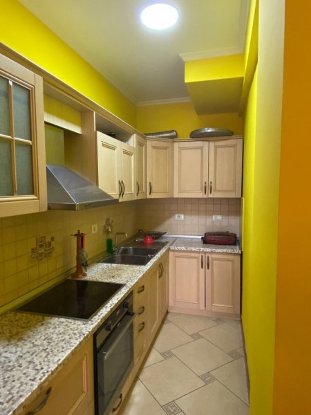 Tirane, jepet me qera apartament 2+1 Kati 3, 90 m² 650 € (Selvia)
