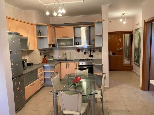 Tirane, jepet me qera apartament 2+1+2 Kati 5, 95 m² 650 € (RRUGA E ELBASANIT)