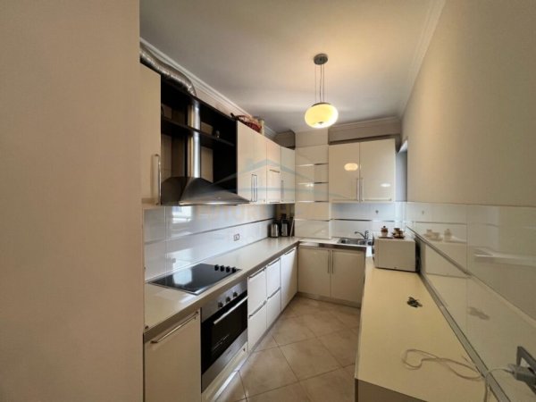 Tirane, jepet me qera apartament 2+1+Ballkon Kati 6, 105 m² 850 € (Rruga e Elbasanit Liceu)