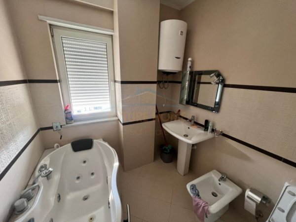 Tirane, jepet me qera apartament 2+1+Ballkon Kati 6, 105 m² 850 € (Rruga e Elbasanit Liceu)