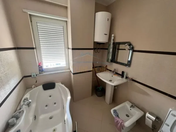 Tirane, jepet me qera apartament 2+1+Ballkon Kati 6, 105 m² 850 € (Rruga e Elbasanit Liceu)