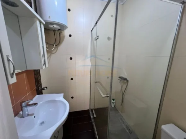 Tirane, jepet me qera apartament 2+1+Ballkon Kati 6, 105 m² 850 € (Rruga e Elbasanit Liceu)
