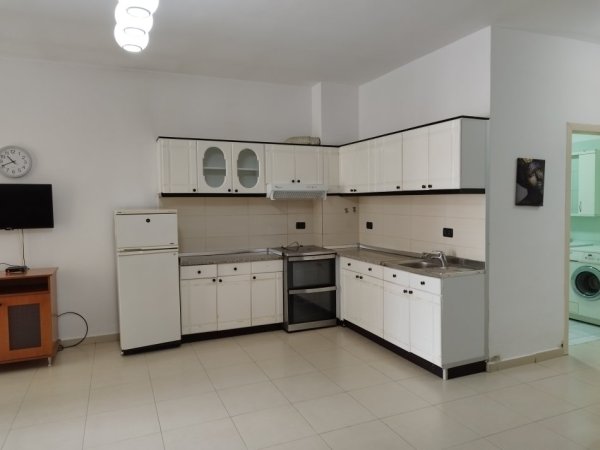 Tirane, jepet me qera apartament 2+1+Ballkon Kati 8, 75 m² 380 € (YZBERISHT)