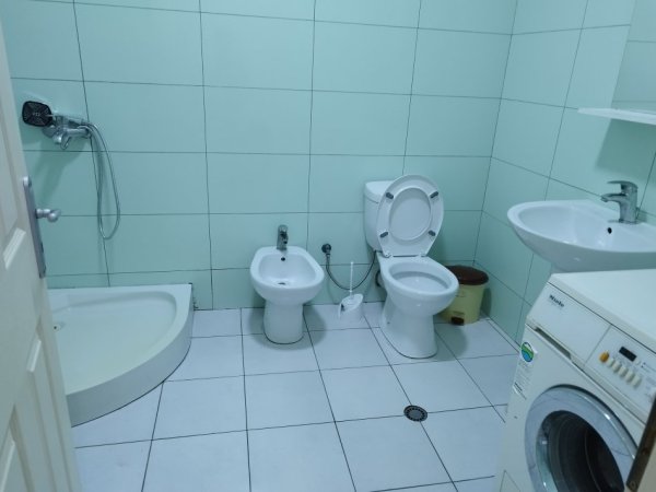 Tirane, jepet me qera apartament 2+1+Ballkon Kati 8, 75 m² 380 € (YZBERISHT)