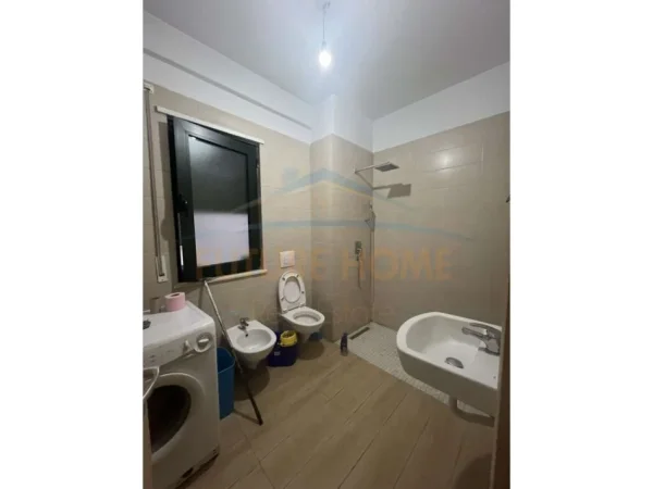 Tirane, jepet me qera apartament 2+1 Kati 4, 107 m² 400 € (Unaza e re)