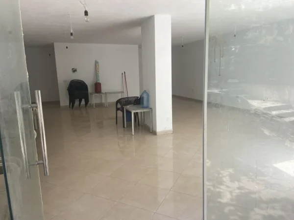 Tirane, jap me qera ambjent biznesi Kati 0, 80 m² 450 Euro (don bosko)